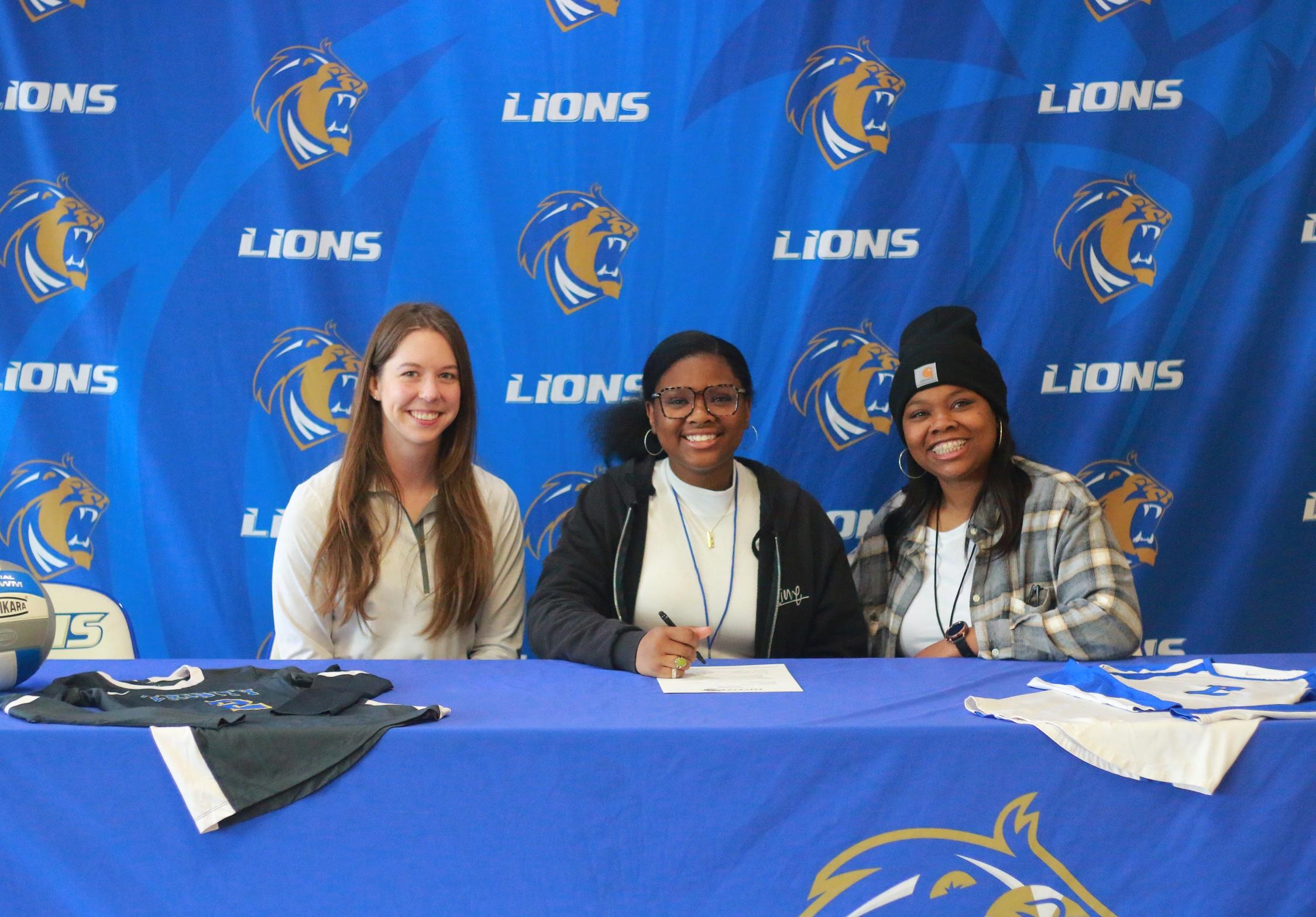 Lions Volleyball Sign Emoni Holmes for the 2023 Season