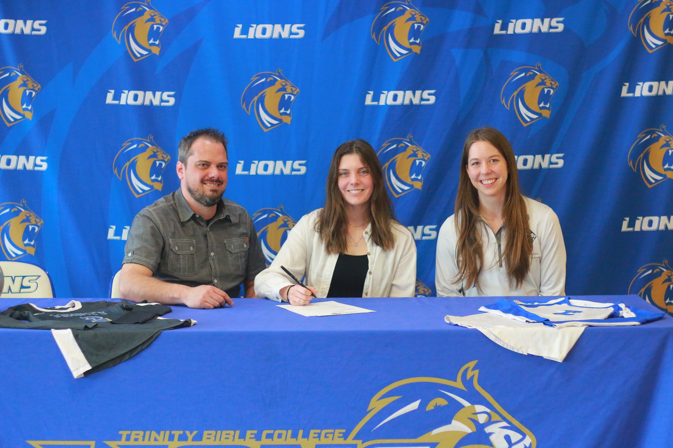 Lions Volleyball Sign Grace Janich for 2023 Season